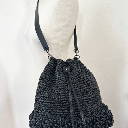 Sac seau froufrou en raphia noir, sac porté travers
