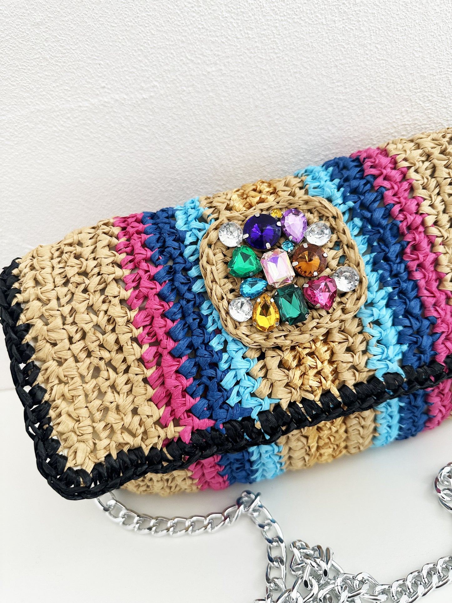 Sac pochette Multicolore en raphia et cabochon de pierres
