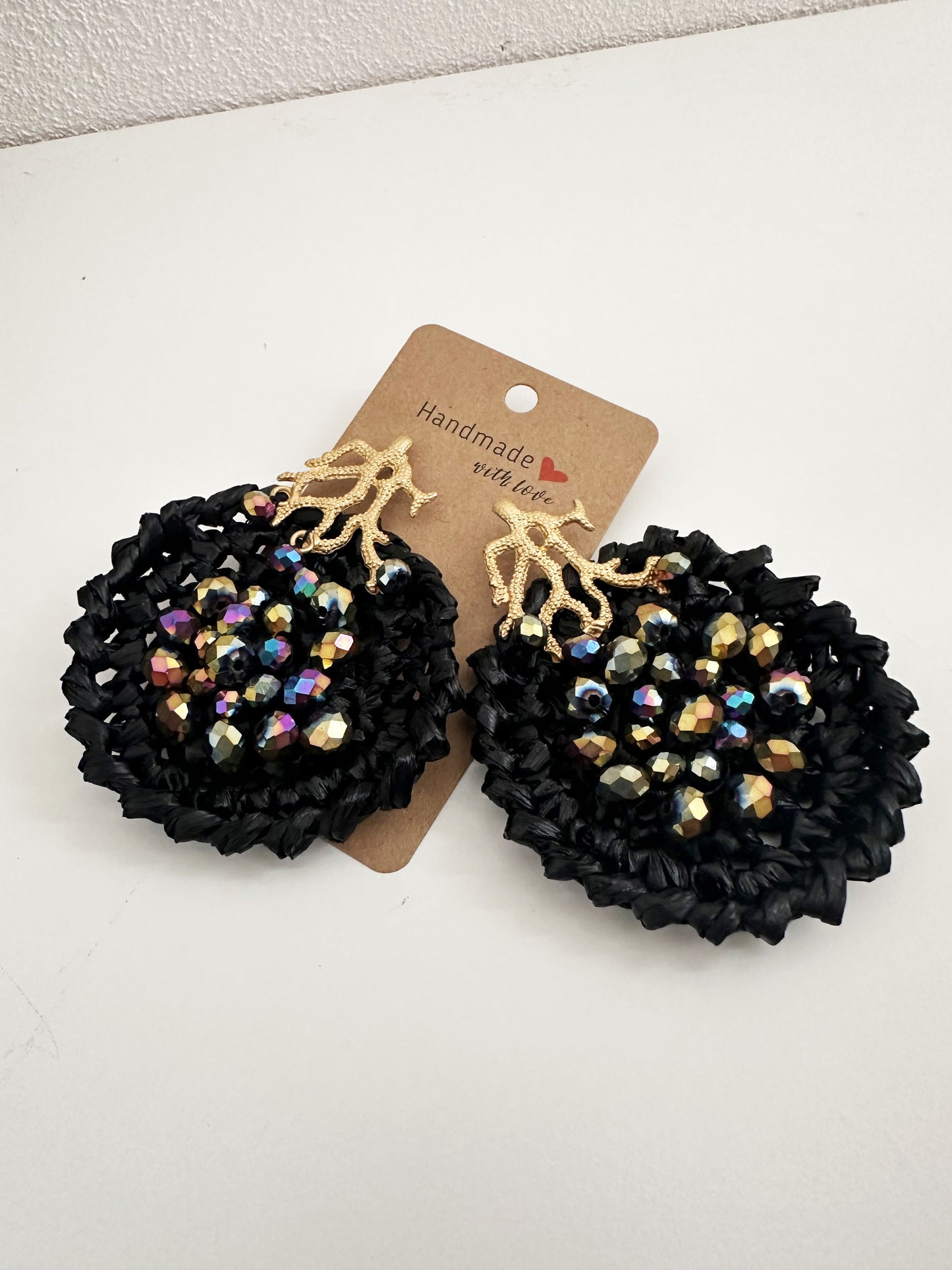 Boucles d’oreilles en raphia et cristal Noir , Or irisé