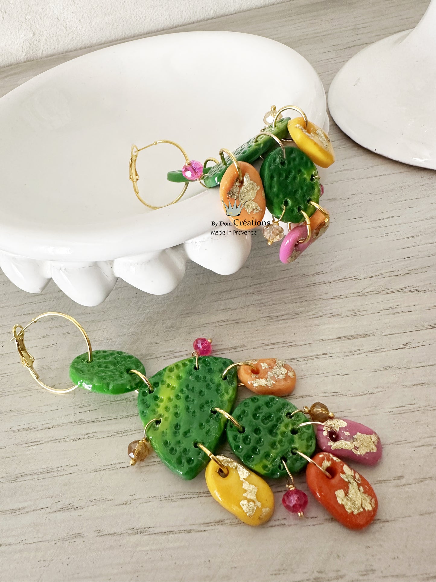 Boucles d’oreilles cactus en acier avec perles polymère et résine, boucles d'oreilles dorées à l'or fin