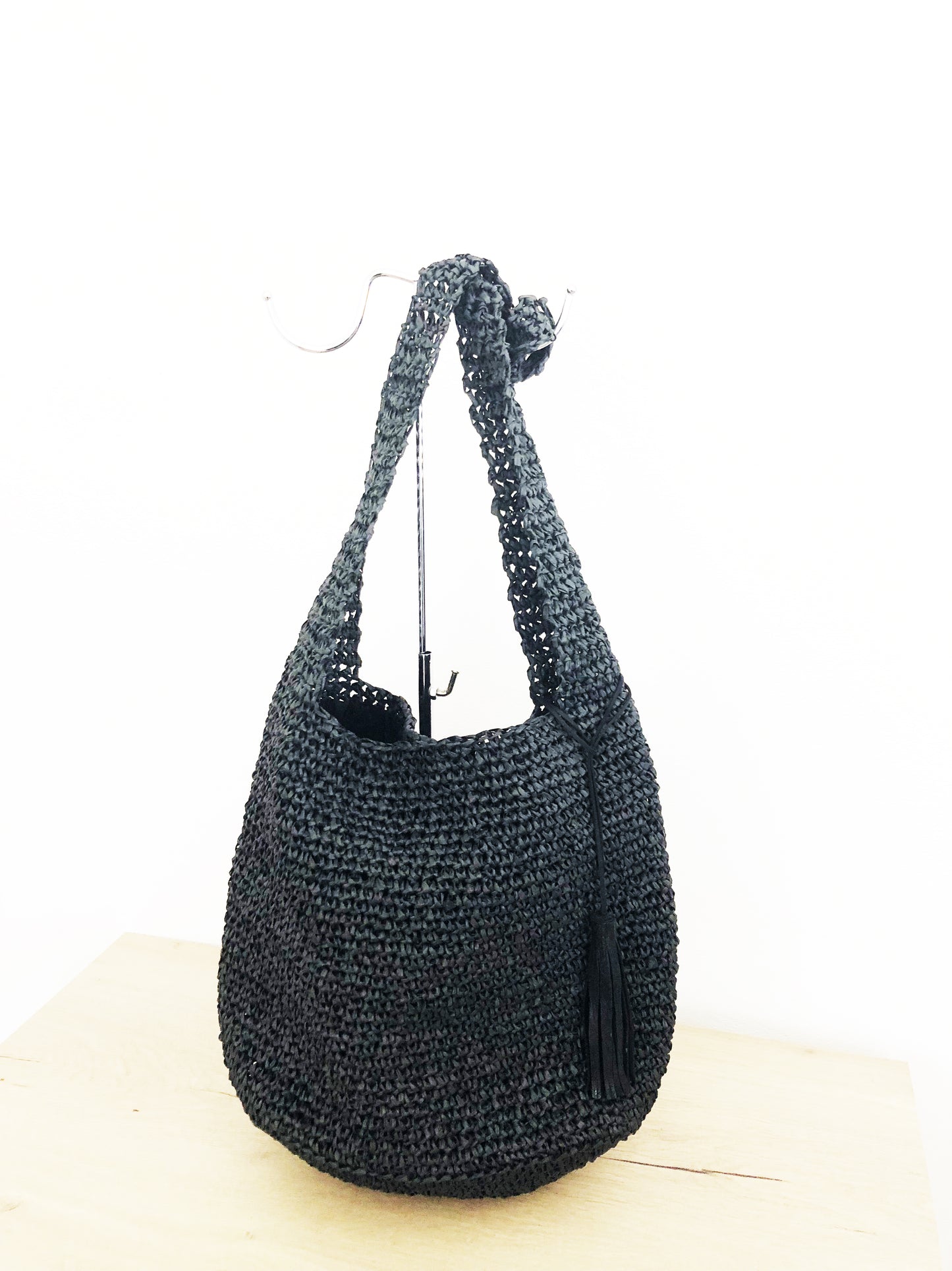 Sac besace en raphia de cellulose, coloris noir