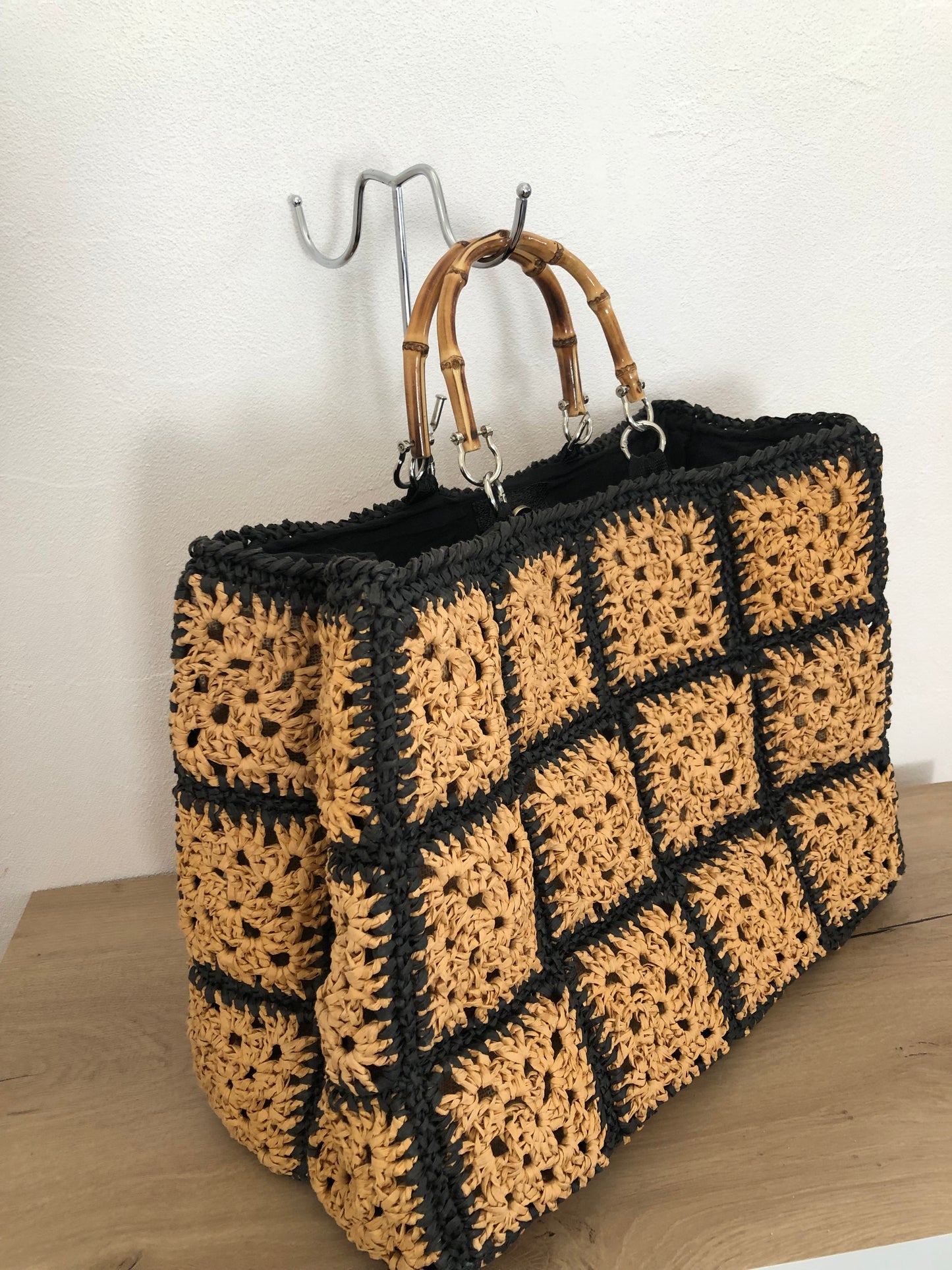 Cabas de plage Granny  en Raphia beige et noir.