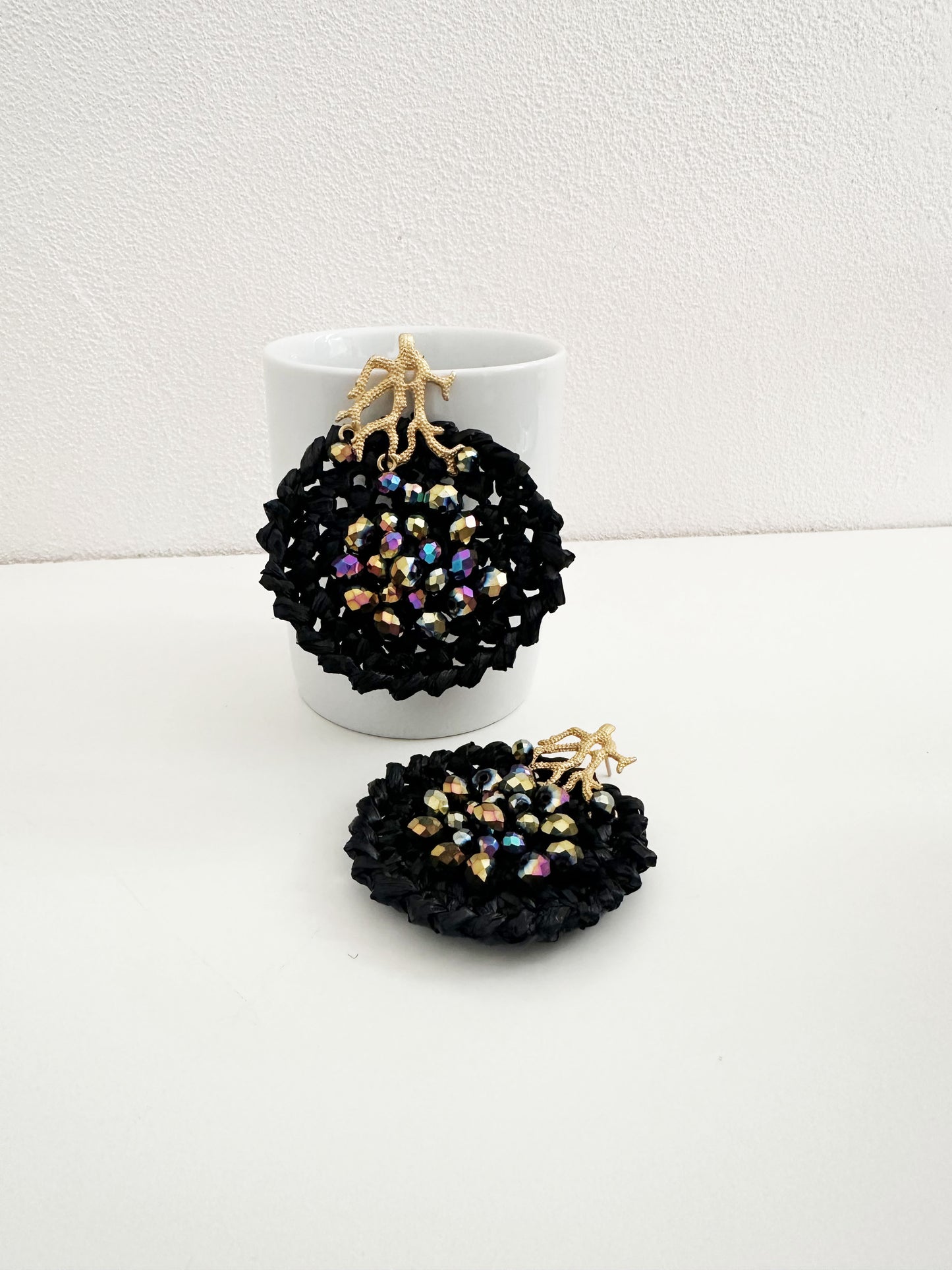 Boucles d’oreilles en raphia et cristal Noir , Or irisé