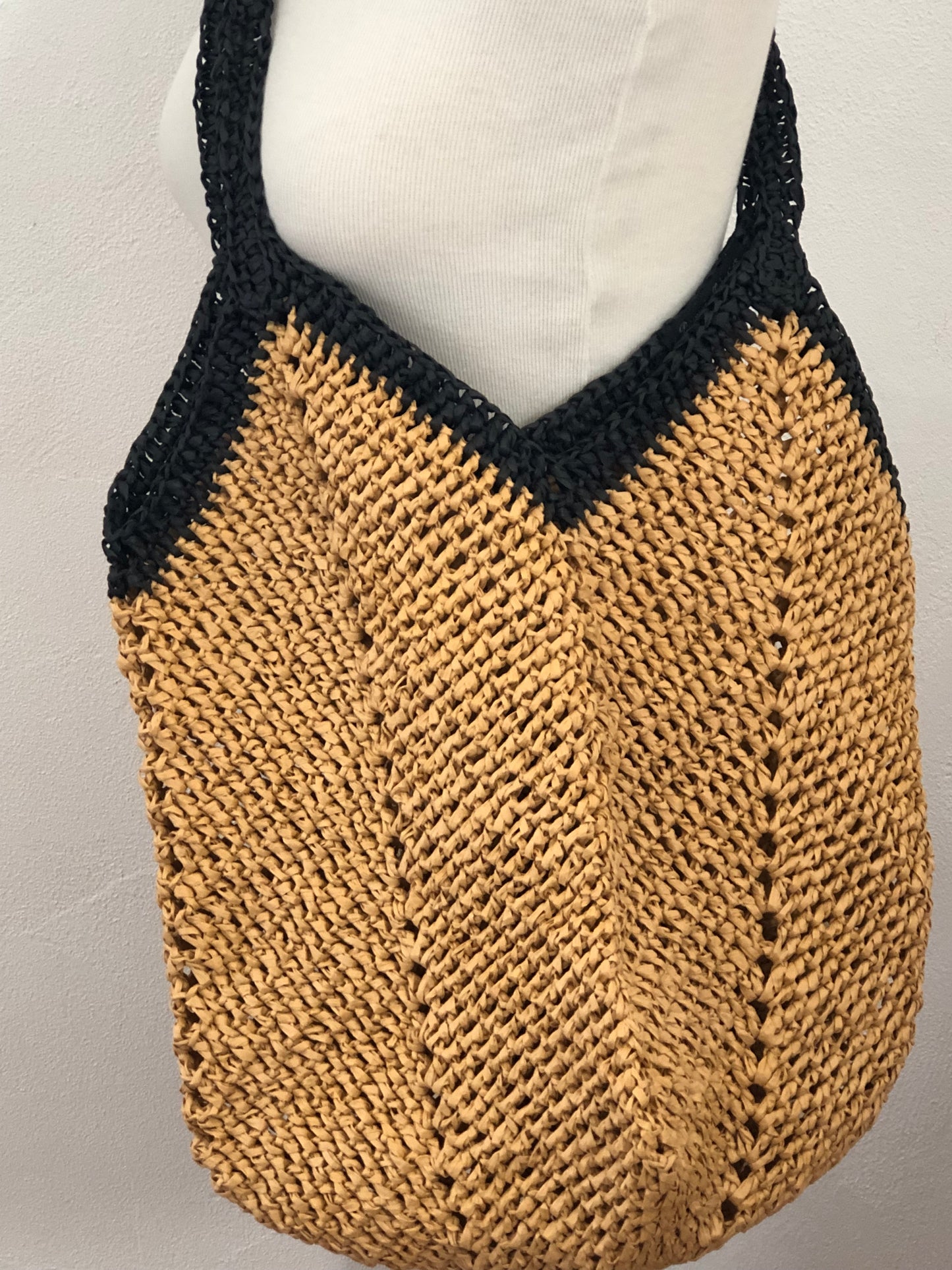 Cabas de plage Granny beige et noir en Raphia de Cellulose