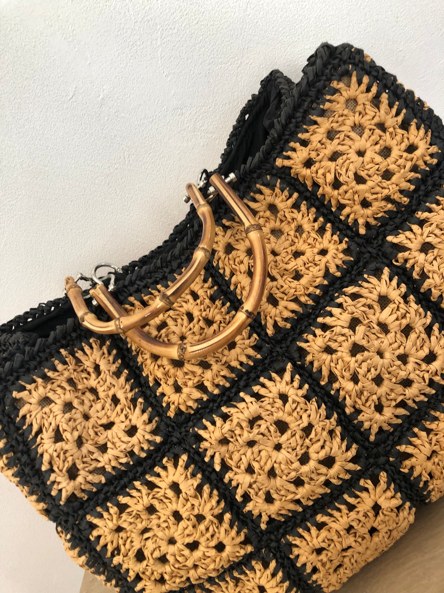 Cabas de plage Granny  en Raphia beige et noir.